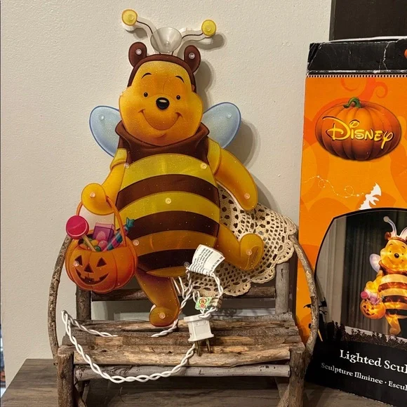 PRE OWNED VINTAGE Disney Winnie the Pooh Lighted Sculpture BEE Costume KMART - Picture 8 of 16